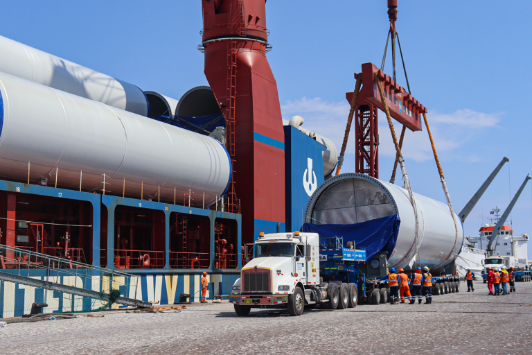 Per Descargan Aerogeneradores De Proyecto E Lico En El Puerto De