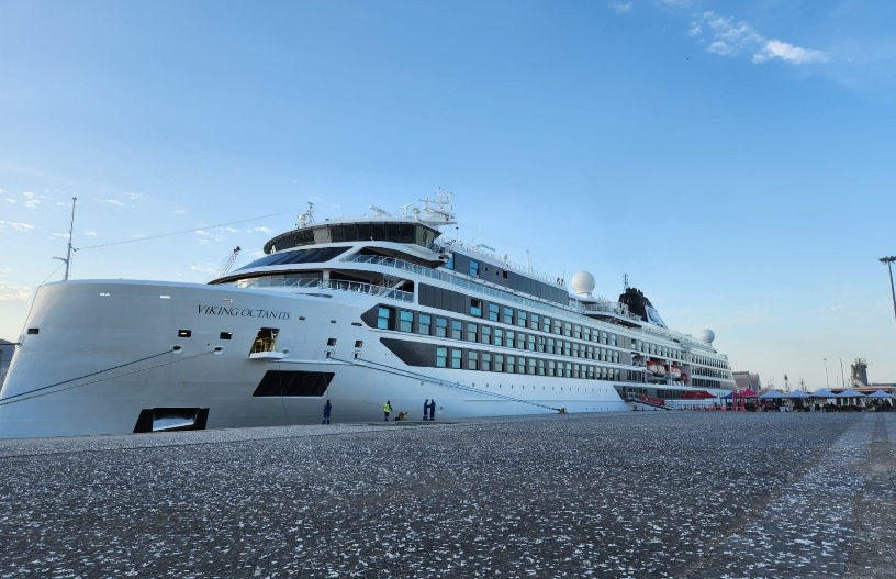 Puerto De Iquique Atiende Al Crucero Viking Octantis Portalportuario