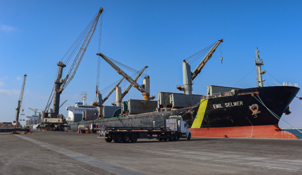 Per Embarcan M S De Mil Toneladas De Barras De Acero En El Puerto