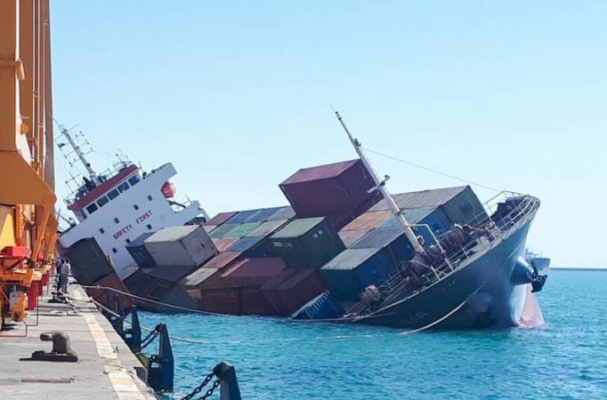 [Galería] Irán: Buque capota mientras embarcaba contenedores en Puerto de Shahid Rajaei