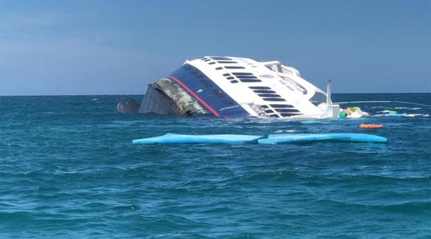 Hundimiento de buque turístico deja mancha de diésel en islas Galápagos