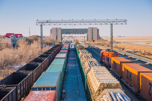 Puerto terrestre fronterizo entre China y Mongolia maneja número récord de vehículos de carga