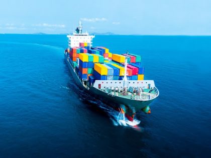 Tarifas del transporte marítimo se disparan por desvíos del Mar Rojo y riesgos arancelarios