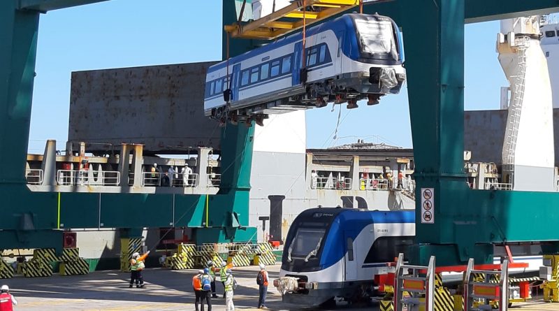 Galería: EFE desembarca en DP World San Antonio nuevos trenes