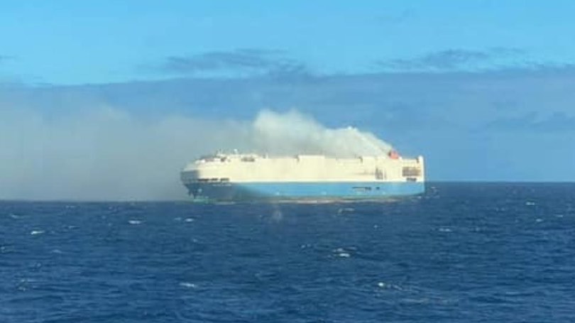 Marinha portuguesa resgata 22 tripulantes de navio com alarme de incêndio