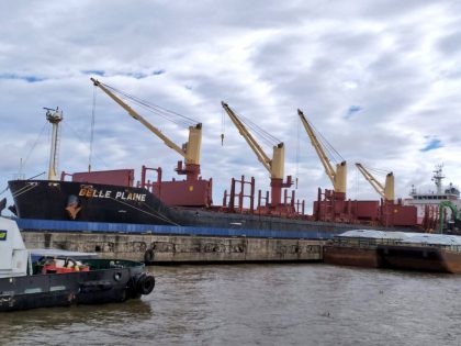 Realizan operativo de transbordo de buque a barcaza en Puerto de Nueva Palmira