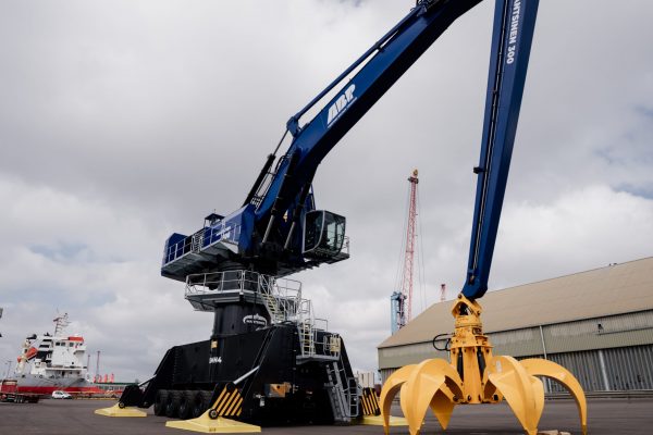 UK: Port of Immingham receives world’s largest hydraulic crane
