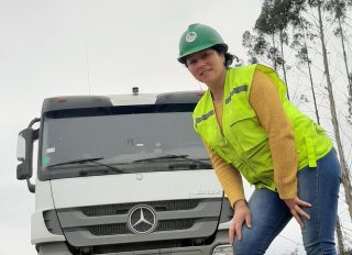 Chile: Región de Los Ríos tiene a su primera mujer conductora de camión forestal