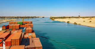 Zona Económica del Canal de Suez acuerda inversiones por USD 10.000 millones para producir combustibles verdes