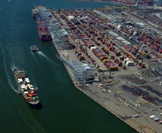 Volumen de carga manejado en el Puerto de Oakland durante abril cae 7%