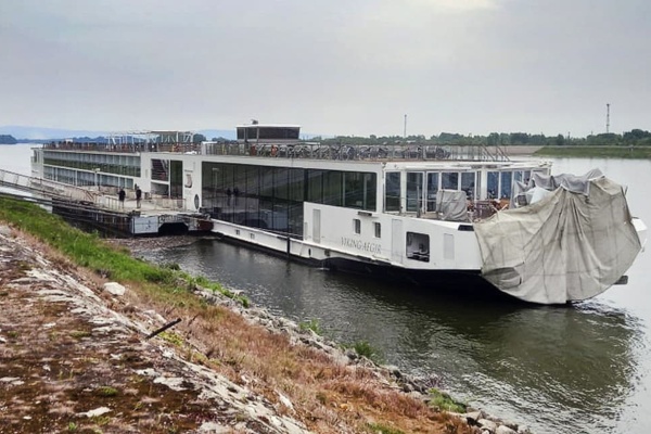 Desmayo del capitán causa choque de crucero fluvial contra puente en Eslovaquia