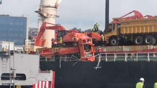 Corte de espías deja solo daños materiales durante descarga de maquinaria en Puerto de Valparaíso