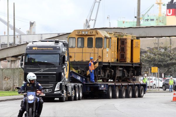 Locomotivas históricas deixam a Portos do Paraná para serem restauradas e preservadas