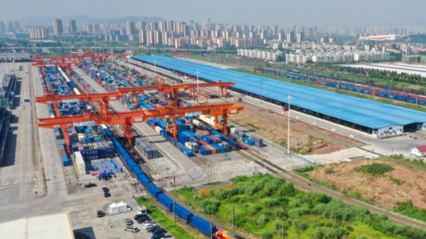 China: Servicio de alquiler de trenes de carga para el comercio de automóviles en Chengdu está en auge