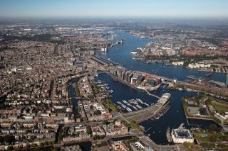 Transbordo en Puerto de Ámsterdam retrocede 63 millones de toneladas en 2023