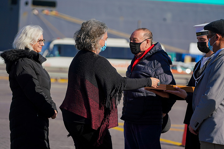 Sally Bendersky y Caroline Sireau le entregaron un reconocimiento al carismático ex capitán de remolcador Sigifredo Ojeda, conocido por sus pares como Capitán Chichi.