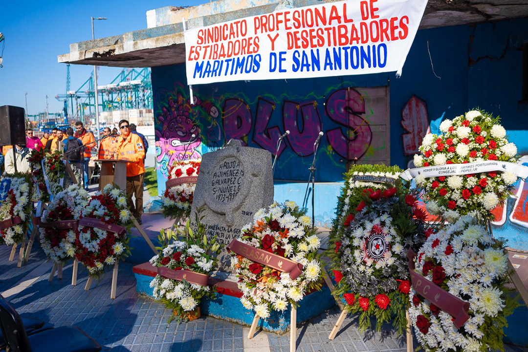 El monolito del Paseo Bellamar recibió las ofrendas florales de distintas organizaciones que recordaron a los portuarios asesinados.