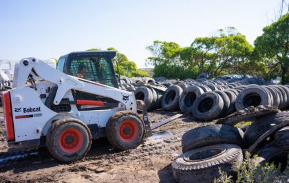 Puerto San Antonio retira cientos de neumáticos para el reciclaje