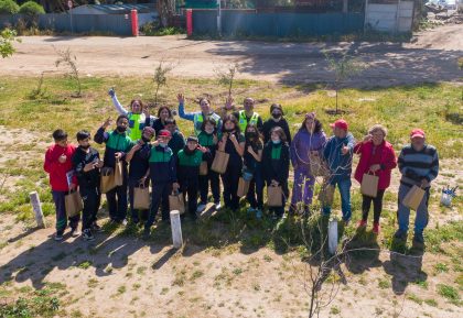 Estudiantes y vecinos de Lo Gallardo plantaron árboles nativos con el apoyo de Puerto San Antonio