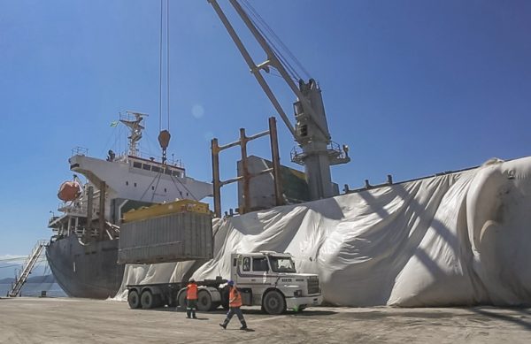 Porto Ponta do Félix realiza sua primeira operação de reexportação de fertilizantes