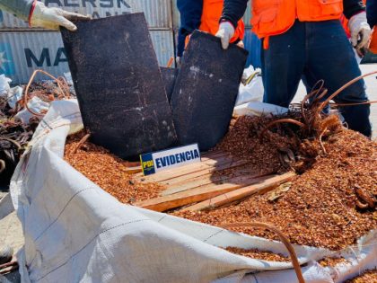 PDI y Aduanas interceptan carga de 20 toneladas de cobre robado en el Puerto de Arica