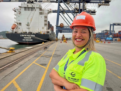 DP World tem primeira mulher a atuar como operadora de costado no porto de santos