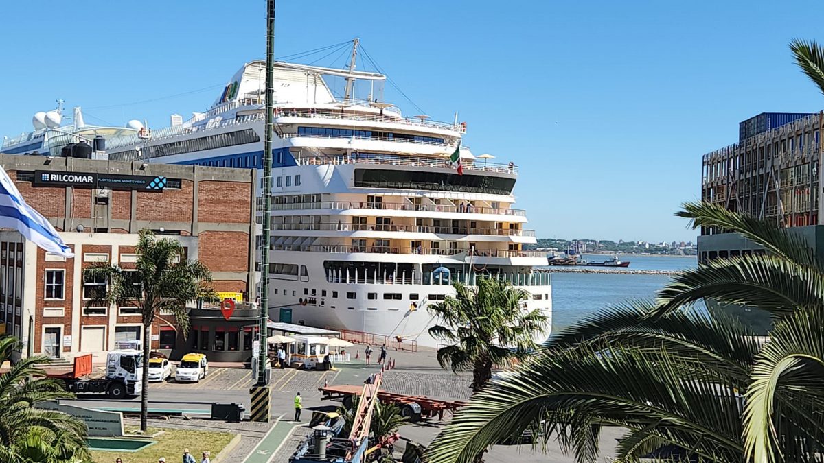 Uruguay Buque De Aida Cruises Arriba Al Puerto De Montevideo Portalportuario