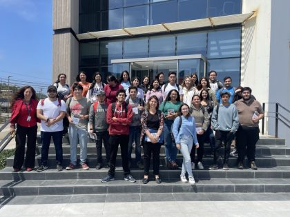 Estudiantes de la Universidad de Valparaíso aprenden sobre logística en visita a Puerto San Antonio