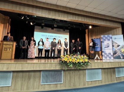 Comlog Talcahuano premia a mejores egresados del Liceo Polivalente Las Salinas