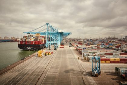 Puerto de Rotterdam ve caída de 0,3% en movimiento de carga en la primera mitad del año 2024