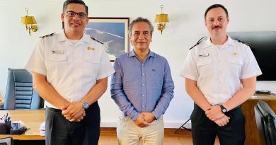 Gerente general de Puerto Antofagasta presenta iniciativas a autoridades navales locales