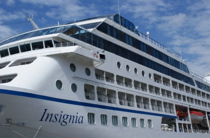 Oceania Insignia rescata a migrantes desde navío pesquero a la deriva frente a Islas Canarias