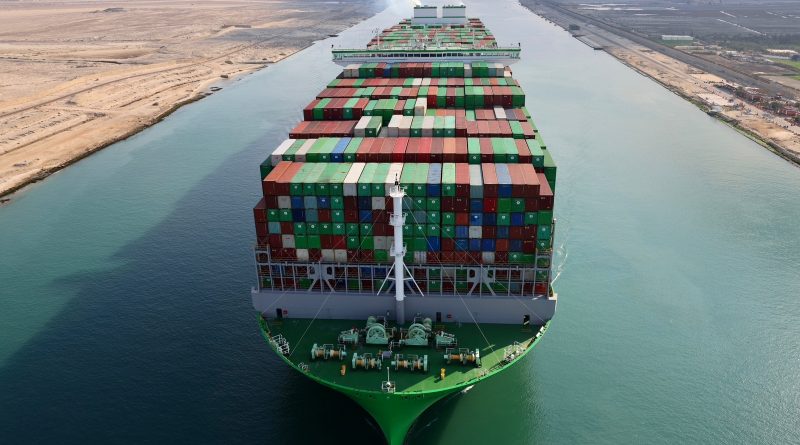 Video: Canal de Suez ve el paso del buque portacontenedores más grande del mundo