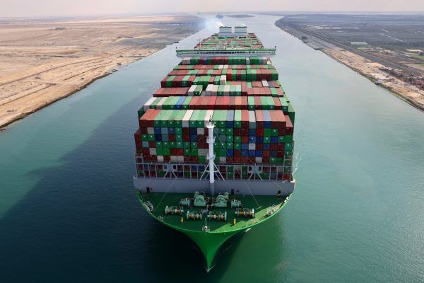 Video: Canal de Suez ve el paso del buque portacontenedores más grande del mundo