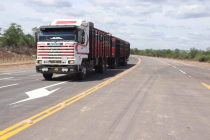 Promulgan decreto para mejorar y optimizar el transporte terrestre de carga en Paraguay