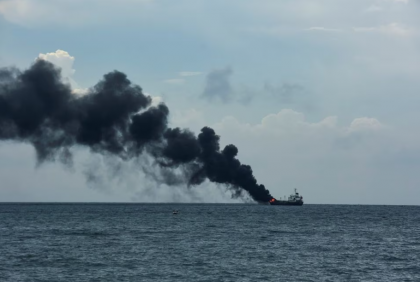 Yemen: Reportan incendio a bordo de buque tras recibir impactos de proyectiles al este de Adén