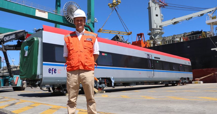 Ministro de transportes junto a vagón efe santiago chillan en el Puerto de San Antonio DP World