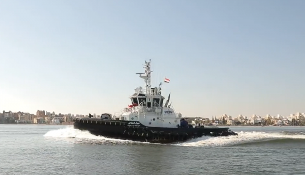 Evergreen entrega remolcador a la Autoridad del Canal de Suez