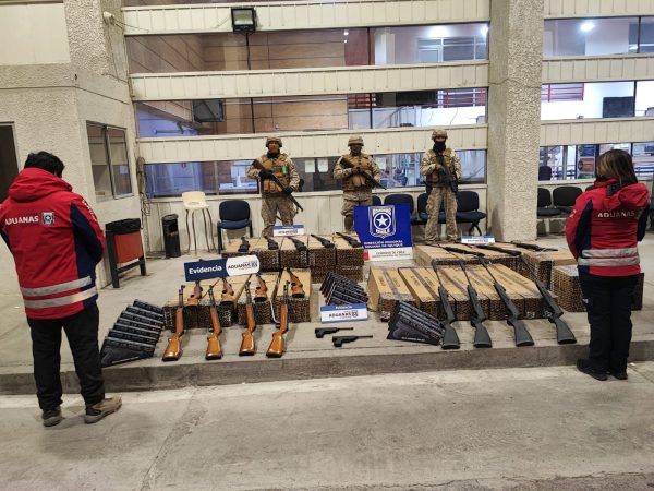 Aduanas y Ejército de Chile incautan tres camiones, 170 rifles, 60 pistolas y 171 fardos en frontera con Bolivia