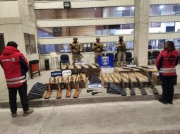 Aduanas y Ejército de Chile incautan tres camiones, 170 rifles, 60 pistolas y 171 fardos en frontera con Bolivia