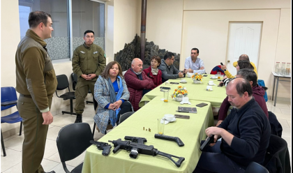 Carabineros capacita a funcionarios de Aduanas de Talcahuano en el reconocimiento de armas y explosivos