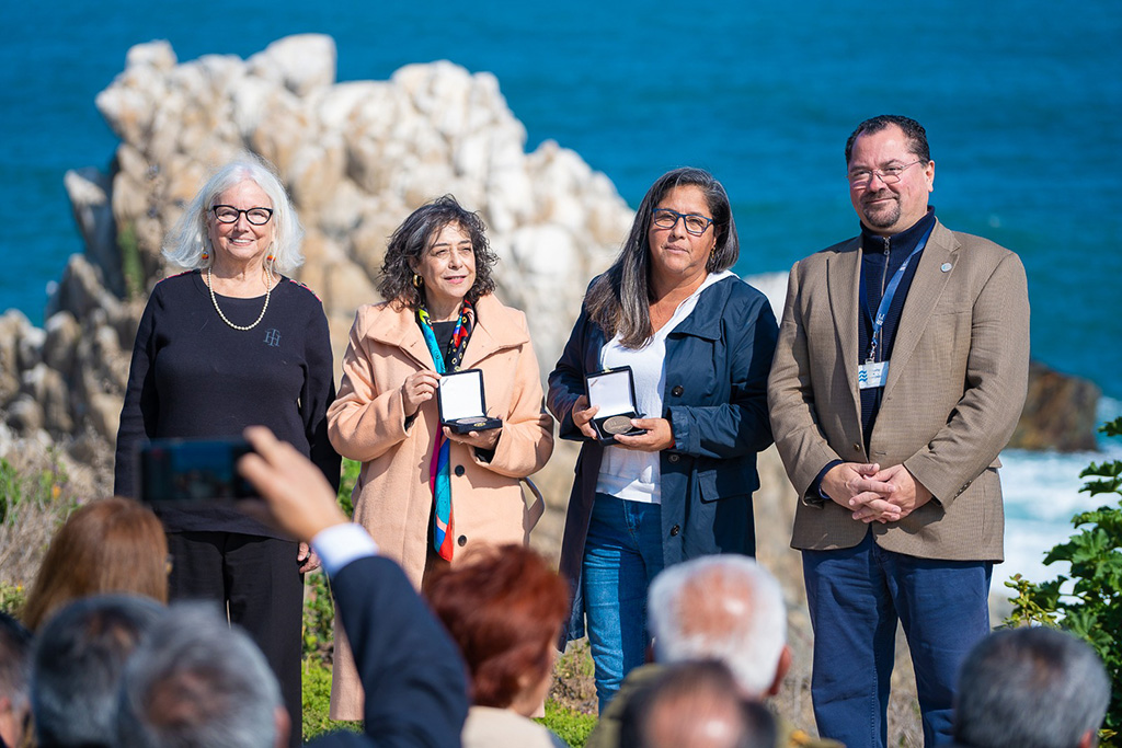 La presidenta de Puerto San Antonio, Sally Bendersky y el gerente general Luis Knaak entregaron la medalla al exportauria Anita Hernández y a la funcionaria de EPSA, Gricel Ojeda.
