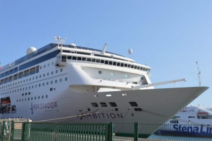Puerto de Cherbourg recibe primer arribo del Ambition