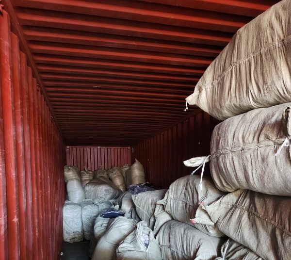 Aduanas incauta en Iquique contenedor proveniente de China con ropa falsificada Moschino, Christian Dior y Nike