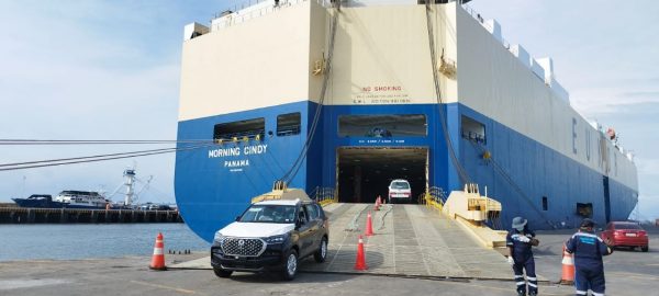 Ecuador: Buque de Eukor desembarca 1.195 vehículos y máquinas en el Puerto de Manta