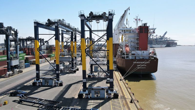 UK: Felixstowe Harbor takes delivery of six new electric RTG cranes