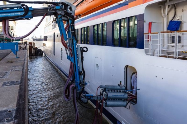 Puerto de Hamburgo entrega energía en tierra a barco de Hapag Lloyd Cruises