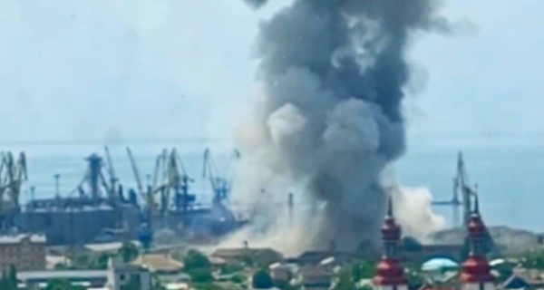 Fuerzas ucranianas bombardean puerto bajo control de Rusia