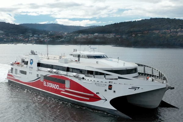 Incat Tasmania completa catamarán para Daezer Ferry