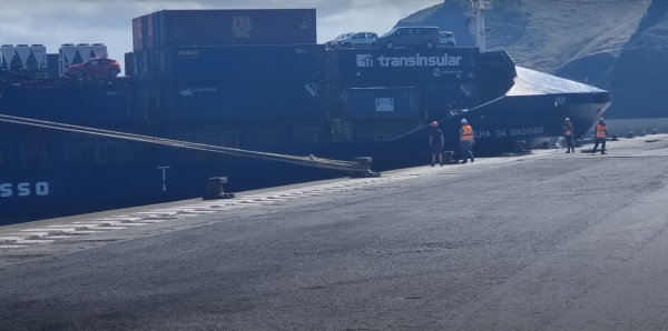 Video: Portacontenedores impacta muelle del puerto portugués de Caniçal